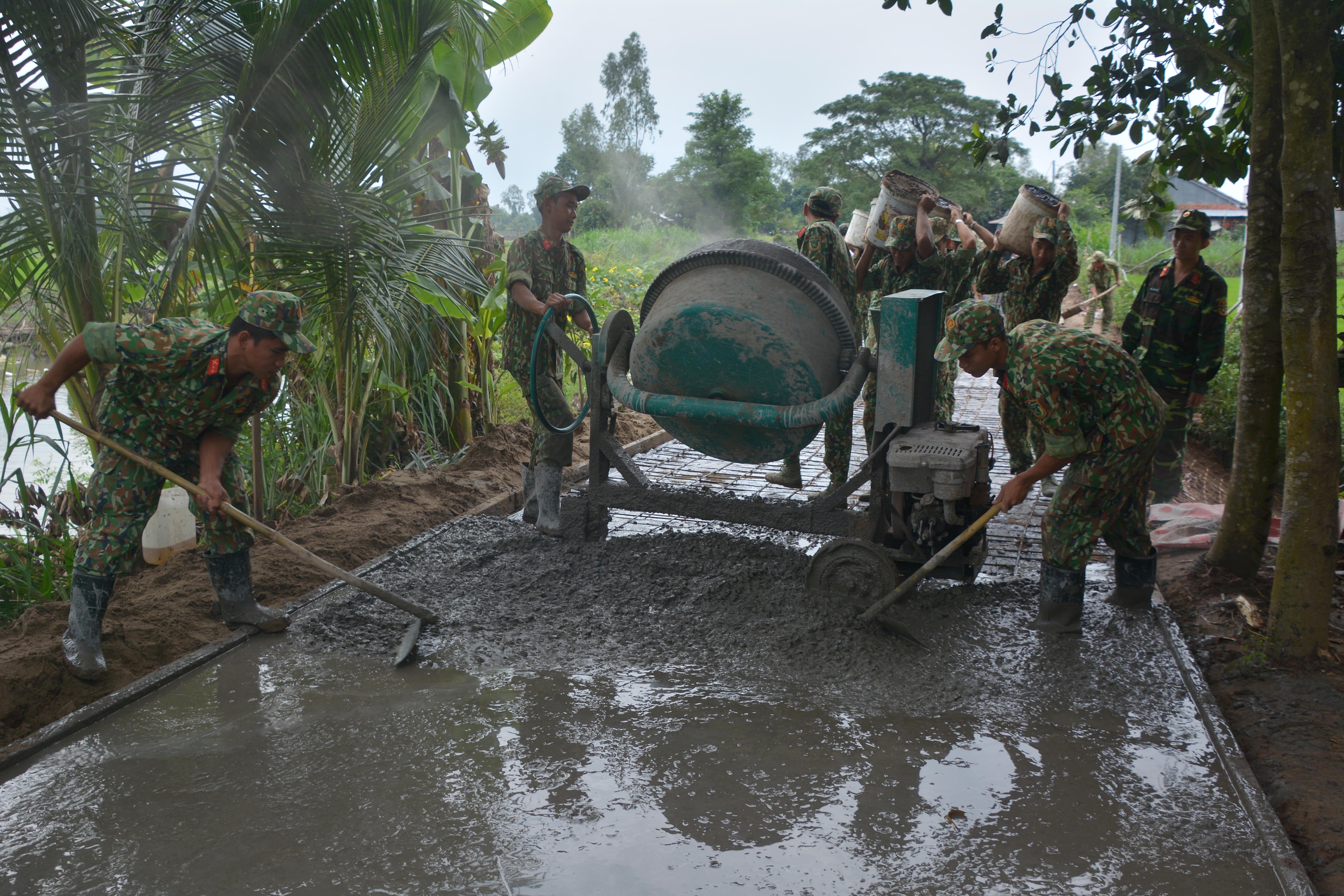 Bám sát địa bàn, giúp dân bằng những việc làm thiết thực